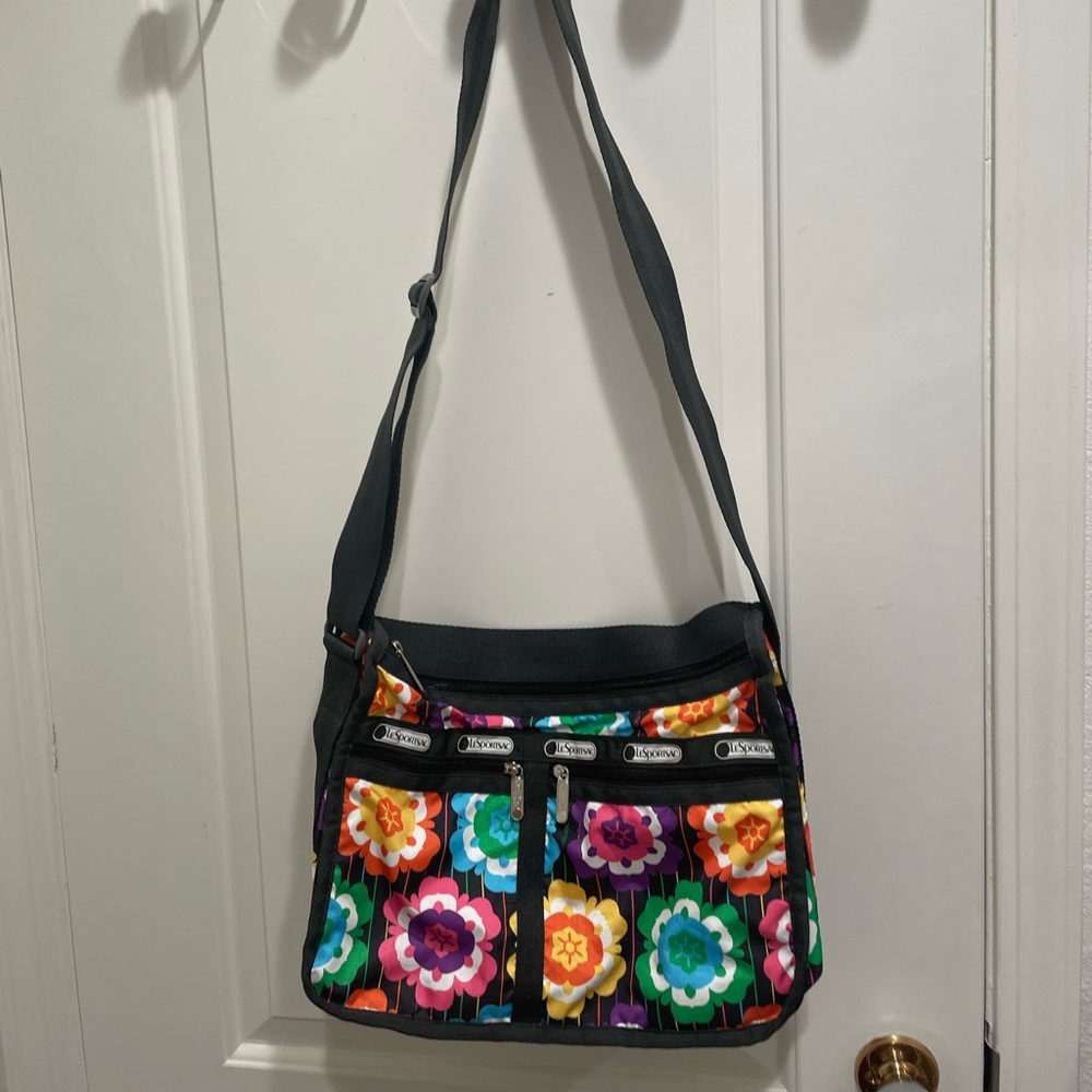 NWOT Lesportsac Crossbody bag. New never used. Beautiful colors and design.